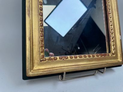 Petit miroir rectangulaire en bois doré et...