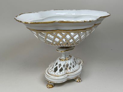 PARIS.
Corbeille ou coupe ajourée en porcelaine...