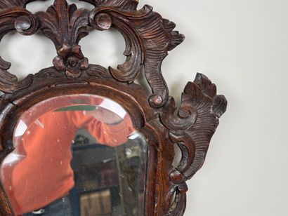 Petit miroir de forme chantournée et ajourée...