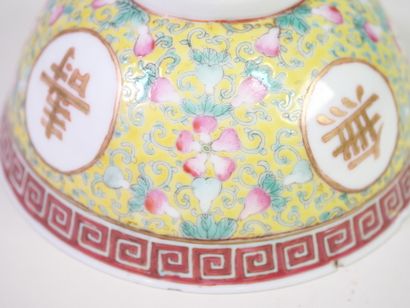 CHINE, XXe.
Bol en porcelaine polychrome...