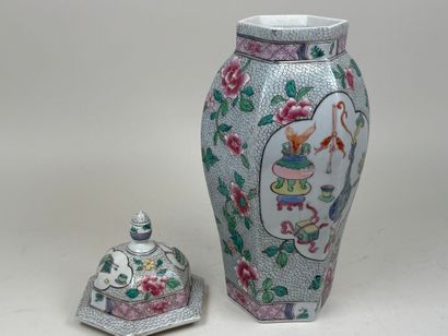 CHINE, XXe.
Pot couvert de forme hexagonale...