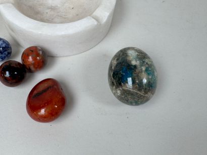 Petite collection de 7 pierres dures.
Présentées...