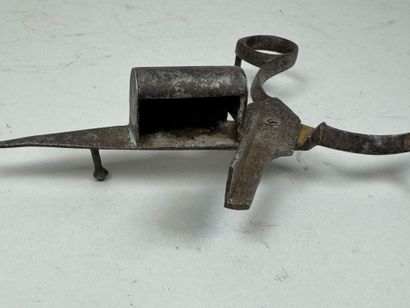 Mouchette en fer.
L. 19 cm.