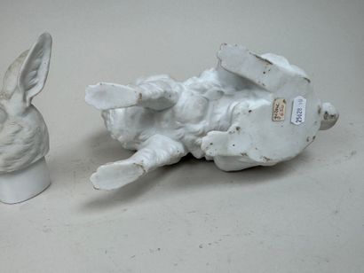 Sujet en biscuit à décor d'un lapin, les...