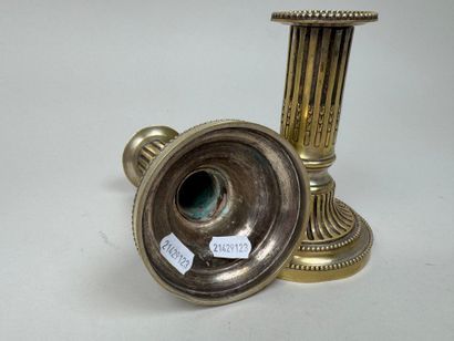Paire de bougeoirs en bronze anciennement...