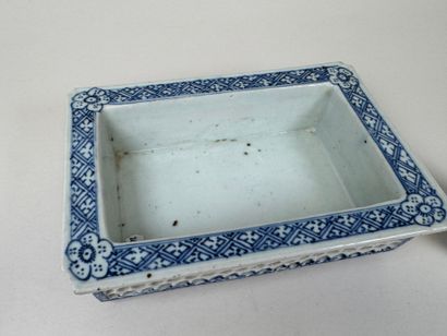 Lot en porcelaine comprenant :
- ASIE, XXe.
Jardinière...