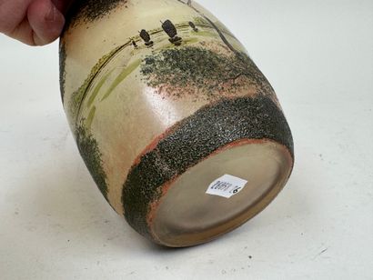 Vase en verre émaillé à décor de paysage...