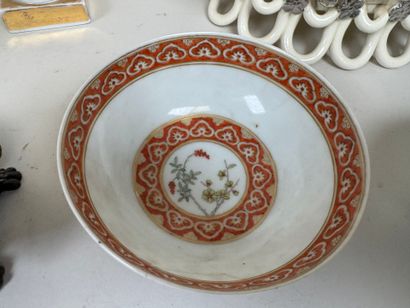 Petit lot en faïence et porcelaine polychrome...