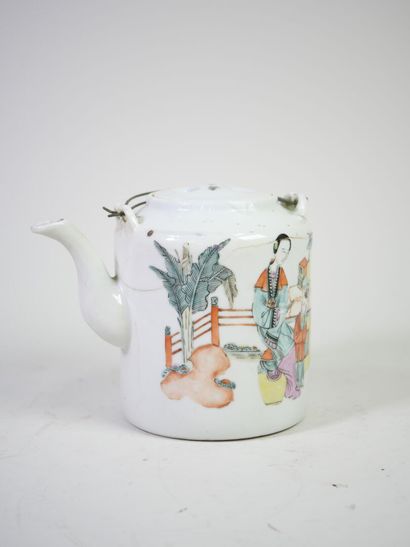 CHINE, vers 1900.
Verseuse en porcelaine...