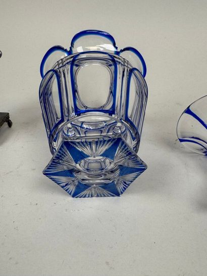 4 pièces de forme en cristal et verre partiellement...