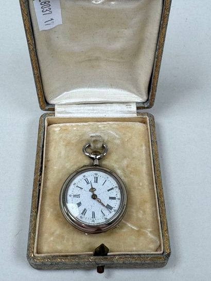 Montre de col en métal argenté, le boitier...