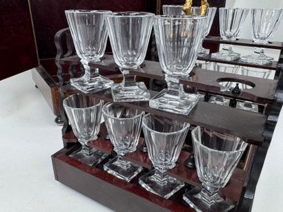 Cave à liqueur en bois et filets de laiton,...