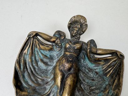 École, XXe.
Femme drapée.
Vide-poche en bronze...