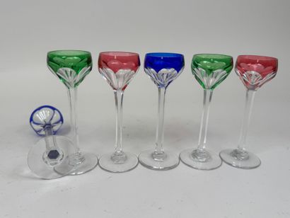 Série de 6 petits verres à liqueur en cristal...