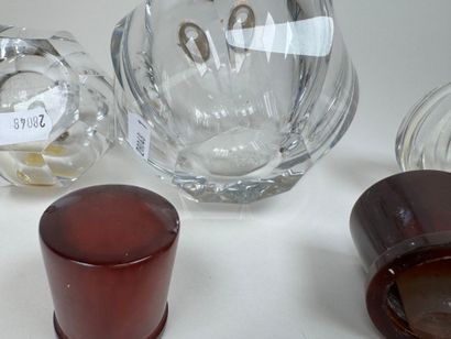 BACCARAT. 
Suite de trois flacons en cristal,...