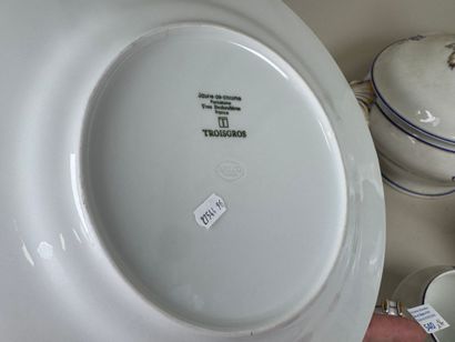 Lot comprenant :
- Série de 10 assiettes...