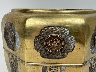 CHINE, XXe.
Cache-pot en bronze doré à décor...