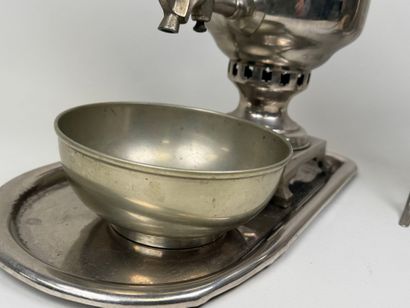 Samovar et cafetière en métal et bois tourné.
H....