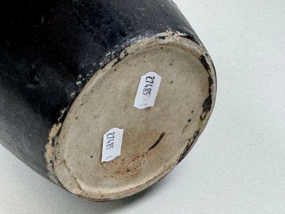 Vase en grès flammé à deux prises ajourées.
Marque...
