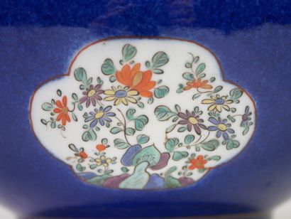 CHINE, XXe. 
Saladier en porcelaine bleue...