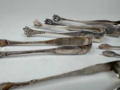 Five sugar tongs in 950/1000 silver, various...