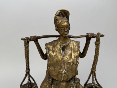 École, XXe.
Le porteur d'eau.
Sujet en bronze...