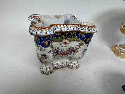 Petit lot en faïence et porcelaine polychrome...