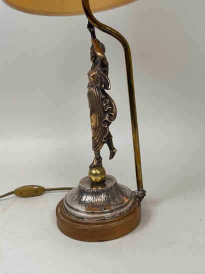 Lampe en métal argenté et bronze doré à décor...