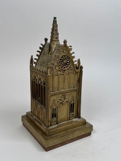 Petite châsse reliquaire en bronze doré,...