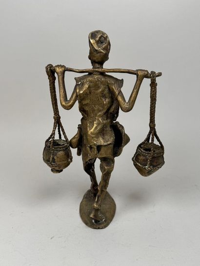 École, XXe.
Le porteur d'eau.
Sujet en bronze...