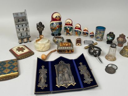 Important lot d'objets de vitrine comprenant...
