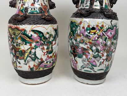 CHINE, NANKIN.
Paire de vases en porcelaine...