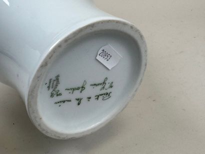 HAVILAND à Limoges.
Vase en porcelaine polychrome...