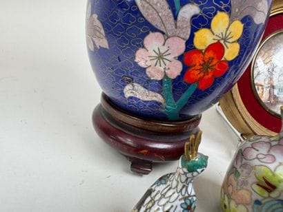 Important lot de 35 sujets en laiton cloisonné...