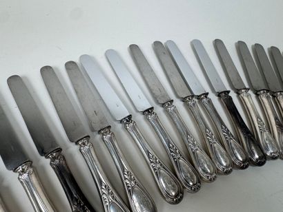 Série de 18 couteaux de table en argent fourré,...