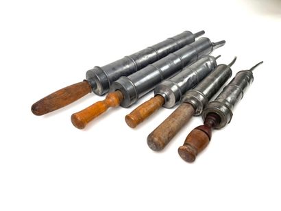 France, XVIIIe et XIXe.
Collection de 5 clystères...