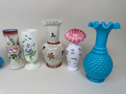 7 vases en verre opalin, certains à décor...