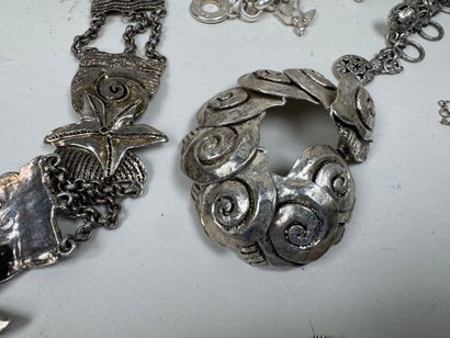 PACHE à Paris.
Collier et bracelet en métal...