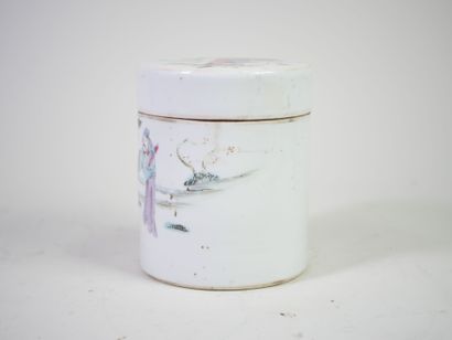 CHINE, XIXe.
Pot couvert en porcelaine polychrome...