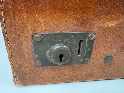 ENGLISH LEVER.
Petite valise en cuir brun.
14...