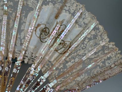 Éventail en nacre et dentelle à décor d'une...