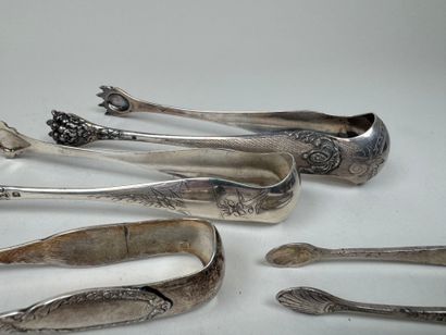 Five sugar tongs in 950/1000 silver, various...
