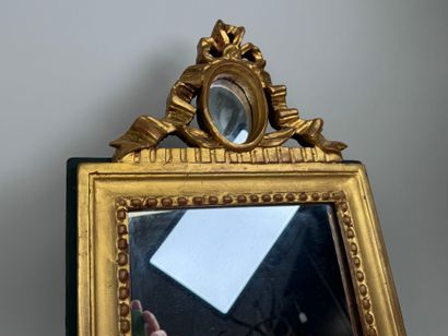 Petit miroir rectangulaire en bois doré et...