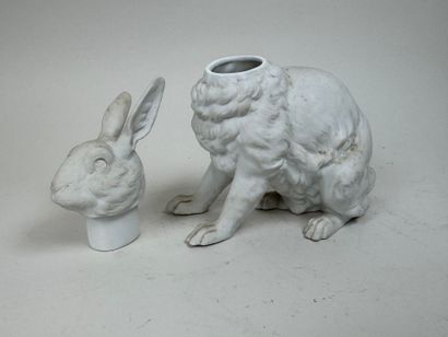 Sujet en biscuit à décor d'un lapin, les...