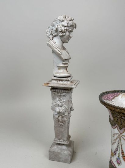 Lot comprenant :
- un vase en porcelaine...