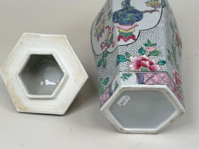 CHINE, XXe.
Pot couvert de forme hexagonale...