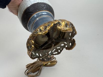 Lampe en céramique chinoise agrémentée d'une...