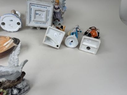 Collection de 9 sujets en céramique, porcelaine...