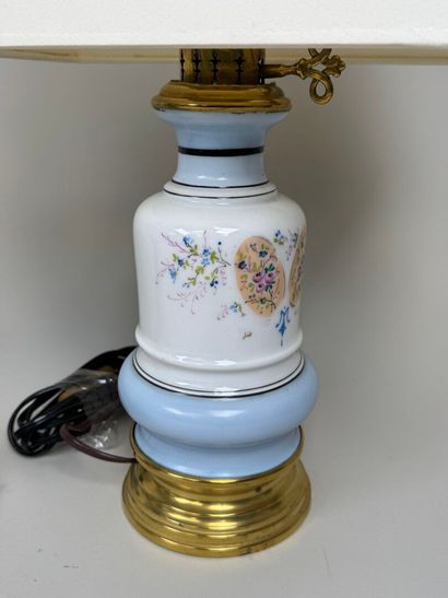 Lot de 3 lampes à pétrole en porcelaine polychrome,...