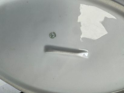 Partie de service de table en porcelaine...
